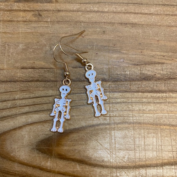 💀NEW Hanging Skelly Earrings - Picture 6 of 6
